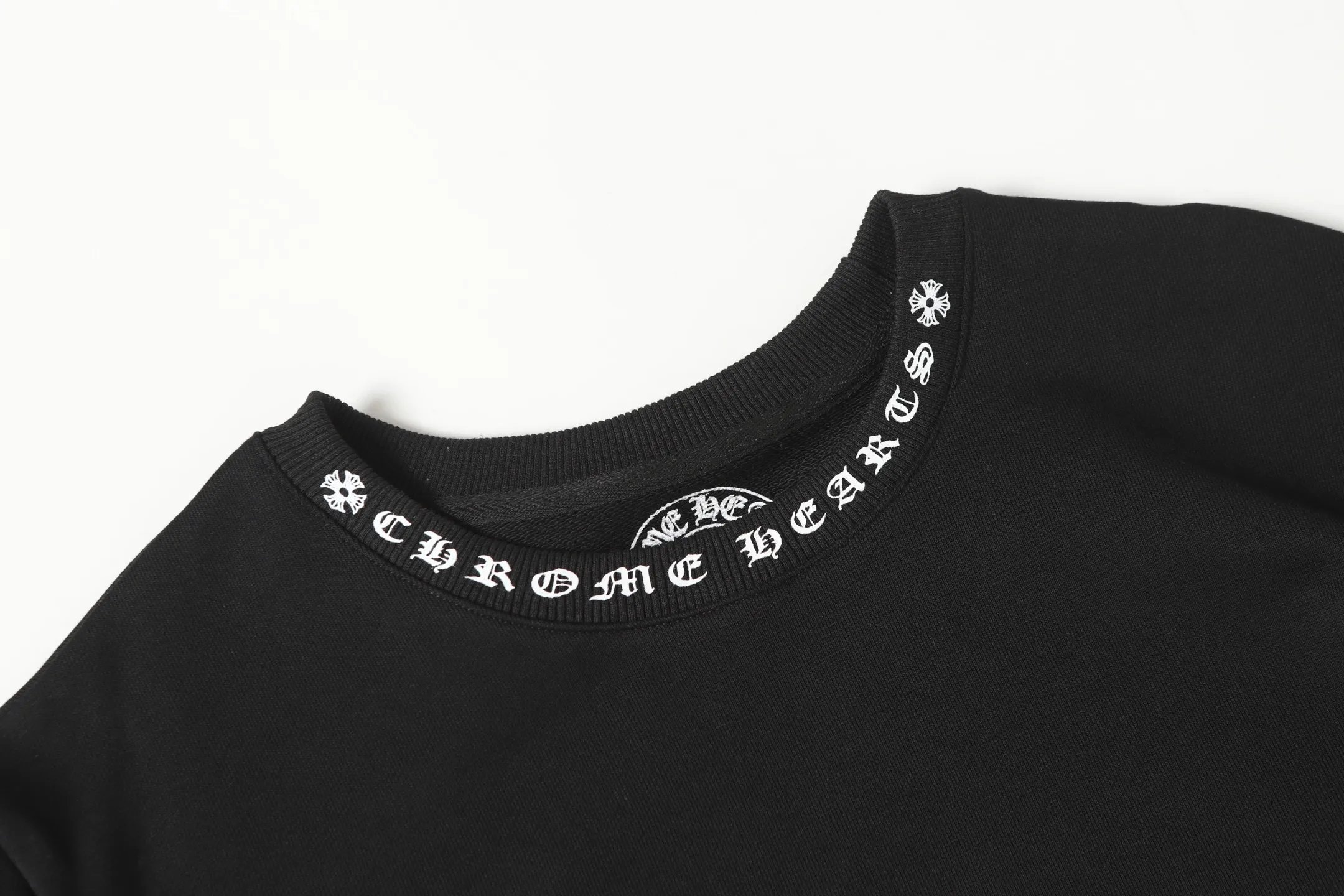 P210 Round neck sweatshirt. Remember to remark sweatshirt when ordering #Y2903 Cross-border running quantity model. Please do not place an order if you pursue perfection. -Chrome Hearts/Chrome Hearts 23ss Sanskrit printed popular round neck sweatshirt -High weight, high density and high quality. The wool is soft, delicate and skin-friendly. Soft and silky to the touch. Excellent warmth and skin-friendliness. -Colour: black white -Size: S M L XL